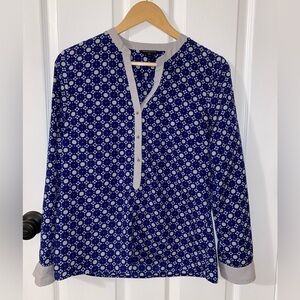 Banana Republic Blue and White V-Neck Long Sleeve Blouse